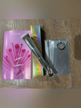 NWT Luxurious Foundation Brush with Scoop end-Top Makeup Brush with palettes set